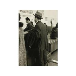 274 Fotógrafo desconocido (XX)Jaume Sabartes en un aeropuerto, 1950-1969.Gelatina de plata, 18 x 13
