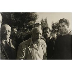 275 Fotógrafo desconocido (XX)Retrato de Pablo Picasso junto a Jaume Sabartes y un grupo de jóvenes,