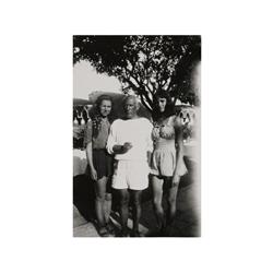 0 Fotógrafo desconocido (XX)Retrato de Pablo Picasso junto a Florence y Couple, 1947.Gelatina de pla