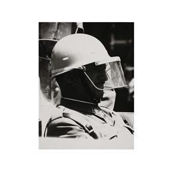 283 Llorente (XX)Antidisturbios, 1970-1980.Gelatina de plata, 27 x 20 cm, sello húmedo del fotógrafo