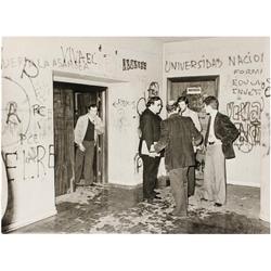 284 QuecaGrafitis en la Universidad, 1970-1980.Gelatina de plata, 17,5 x 24 cm, sello húmedo del fot