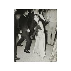 295 Elio Sorci (XX)Marisa Salinas en una fiesta, 1960-1970.Gelatina de plata, 25 x 20 cm, sello húme