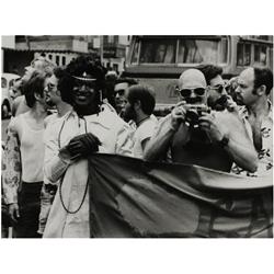 297 Fotógrafo desconocido (XX)Manifestación gay, 1970-1980.Gelatina de plata, 18 x 24 cm, sello húme