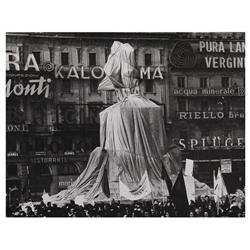 1013 Christo (1935) y Jeanne-Calude (1935-2009)Envoltura del monumento a Vittorio Emanuele, Milán.,