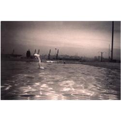 1026 Vari Carames (1953)La piscina, 1989.Gelatina de plata, imagen 24 x 35,5 cm, papel 30,5 x 40 cm,
