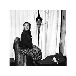 1060 Roger Ballen (1950)Dora and cousin Attie, 1997.Gelatina de plata, imagen, 36 x 36 cm, papel 40