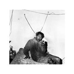 1061 Roger Ballen (1950)Man Holding snall puppy, 1997.Gelatina de plata, imagen, 36 x 36 cm, papel 4