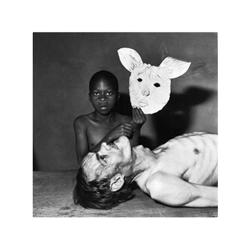 1062 Roger Ballen (1950)Tommy, Simson and mask, 2000.Gelatina de plata, imagen, 36 x 36 cm, papel 40