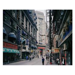 1086 Thomas Struth (1954)Jiangxi Zhonglu, Sangai, 1996.Copia color, 123 x 144 cm, firmada, edición d