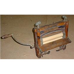 ANTIQUE AMERICAN WRINGER CO. ROYAL WRINGER