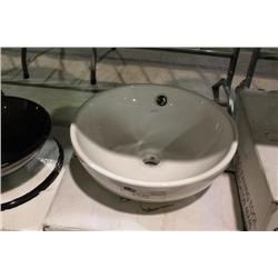 WHITE HANDWASHING SINK