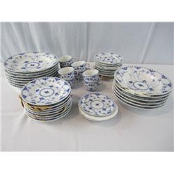 A45-16 ROYAL COPENHAGEN 46 PIECE TABLE SET