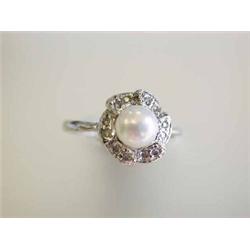 14k White Gold Ring with Pearl and Diamonds