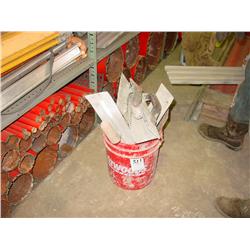 CEMENT FINISHING TOOLS (1X) BUCKET