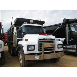 1995 MACK RD690S TRI-AXLE DUMP
