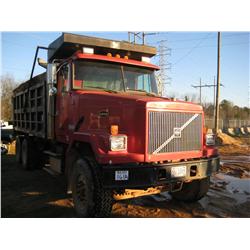 1997 VOLVO/WHITE WG64 T/A DUMP