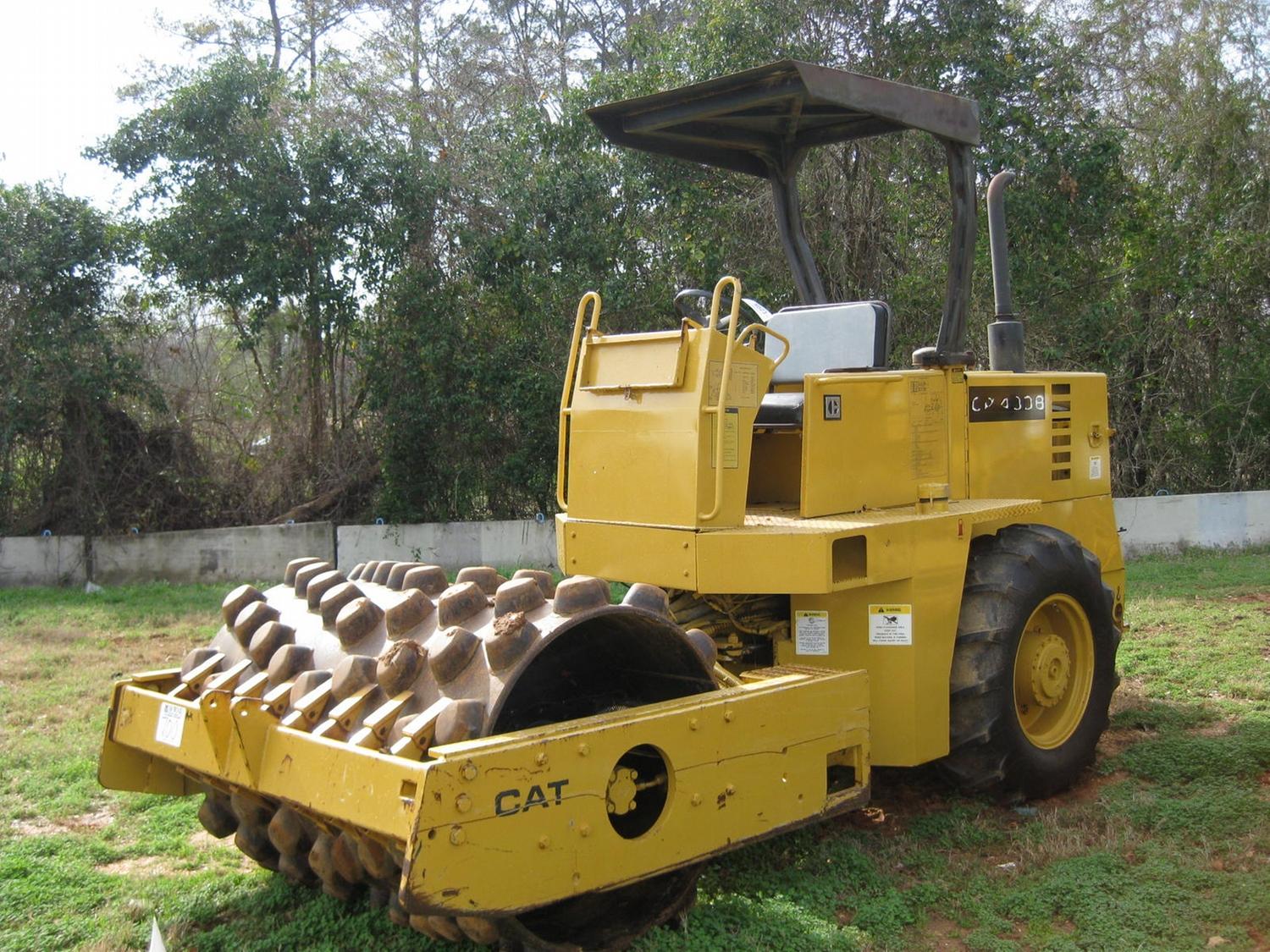 CAT CP433B VIBRATORY ROLLER