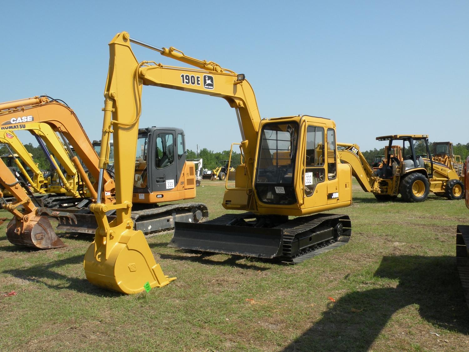 JOHN DEERE 190E HYDRAULIC EXCAVATOR JOHN DEERE 190E HYDRAULIC EXCAVATOR