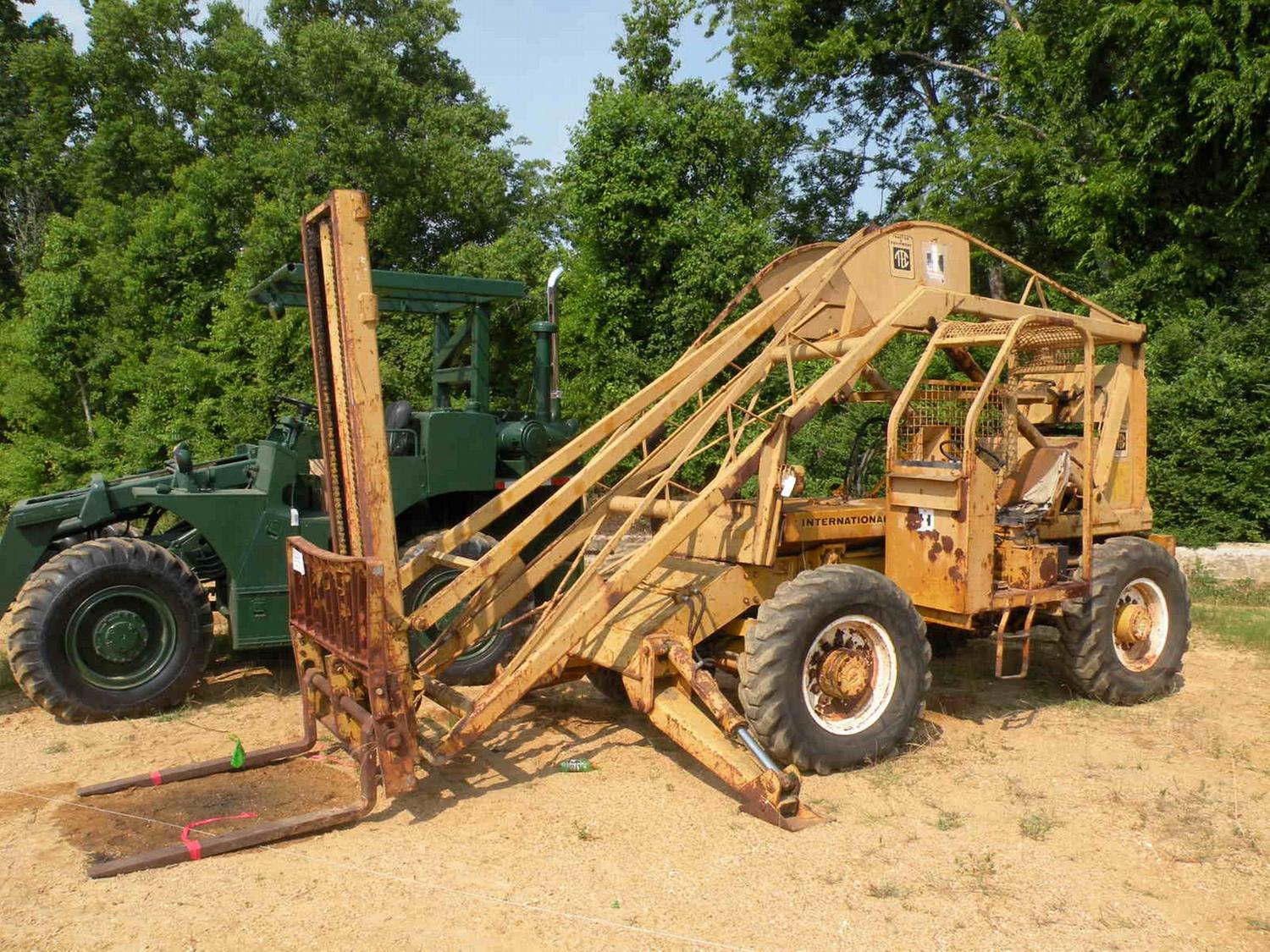 INTERNATIONAL 9000 HIGH REACH FORKLIFT