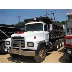 1995 MACK RD690S TRI-AXLE DUMP