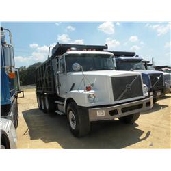 2001 VOLVO WGG4T TRI-AXLE DUMP