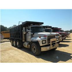 2000 MACK RD688S TRI-AXLE DUMP