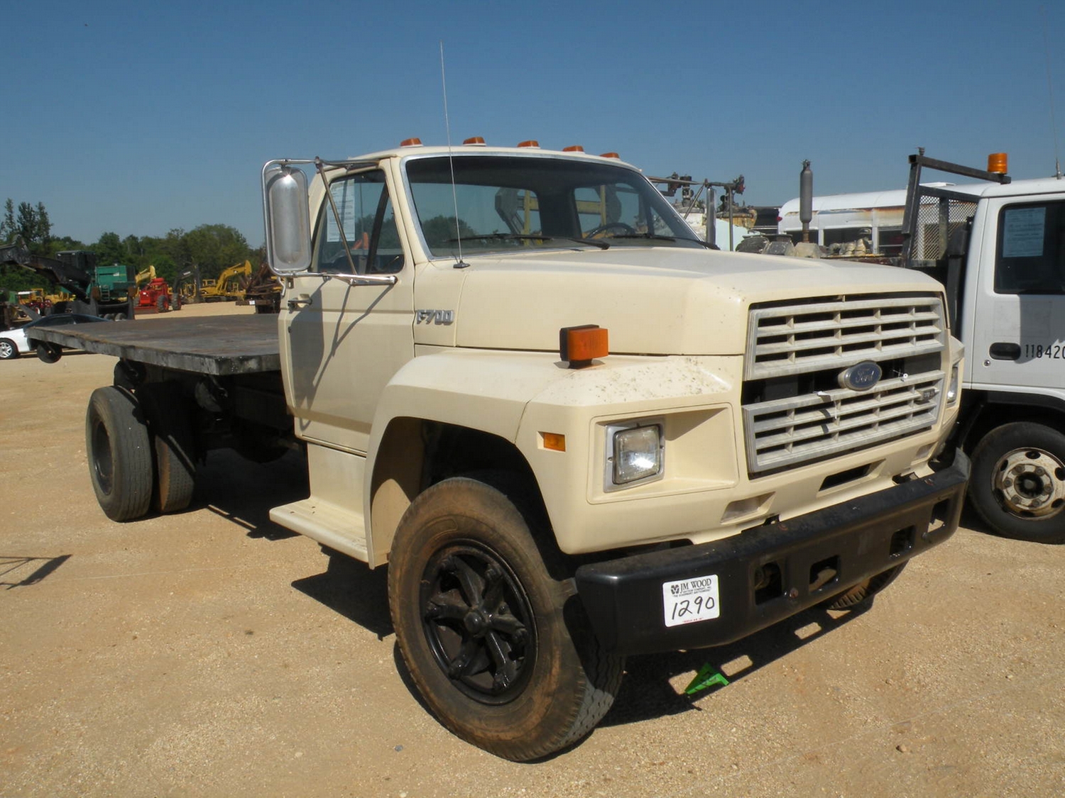 1988 FORD F700 S/A FLATBED TRUCK - J.M. Wood Auction Company, Inc.