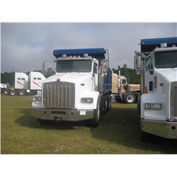 2004 KENWORTH T800 TRI-AXLE DUMP