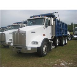 2004 KENWORTH T800 TRI-AXLE DUMP