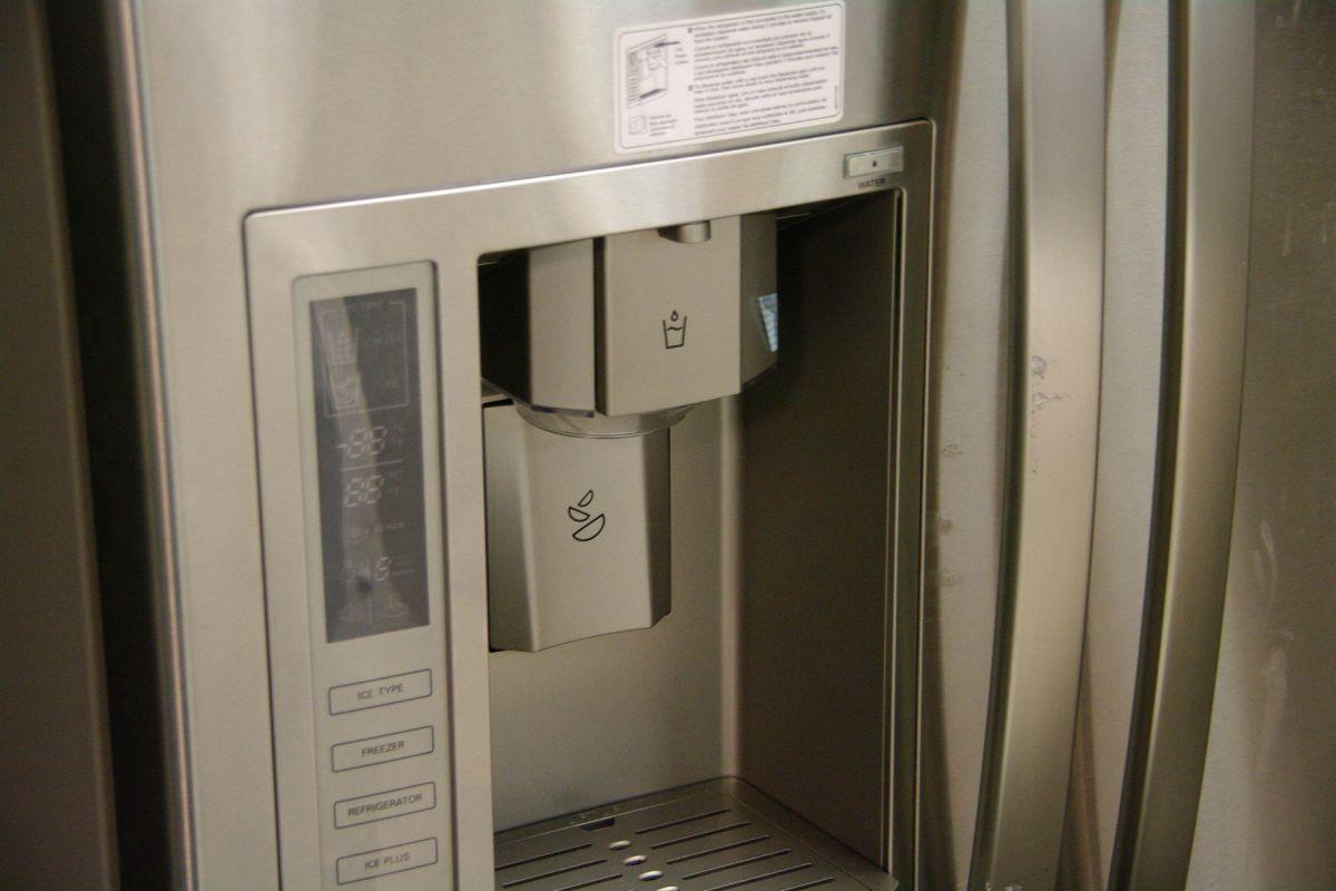 LG DOUBLE DOOR FRIDGE/FREEZER WITH ICE MAKER