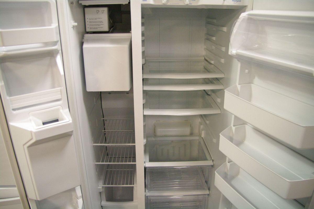 WHIRLPOOL WHITE DOUBLE DOOR FRIDGE/FREEZER Able Auctions