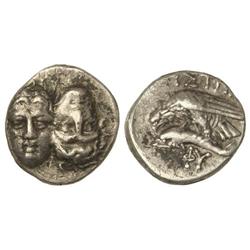 Estátera. 400-350 a.C. ISTROS. Anv.: Dos cabezas masculinas, una derecha y otra invertida. Rev.: Águ