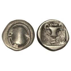 Hemidracma. 379-371 a.C. BEOCIA. Anv.: Escudo Beocio. Rev.: Cántaro dentro de cuadro incuso. 2,60 gr