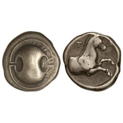 Estátera. 375 a.C. TANAGRA. Anv.: Escudo beocio. Rev.: Prótomo de caballo a derecha, encima T-A. 12,
