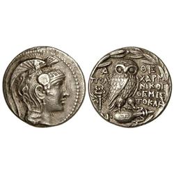 Tetradracma. 136/5 a.C. ATENAS. Anv.: Busto de Atenea a derecha. Rev.: Lechuza sobre ánfora. Leyenda