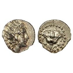 Dióbolo. 167-88 a.C. Anv.: Cabeza radiada de Helios a derecha. Rev.: Rosa dentro de orla de puntos.