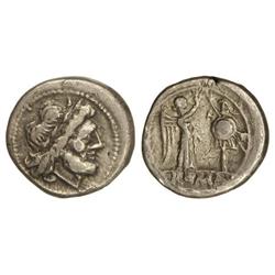 Victoriato. 205-150 a.C. ANÓNIMO. Anv.: Cabeza de Júpiter laureada a derecha. Rev.: Victoria coronan