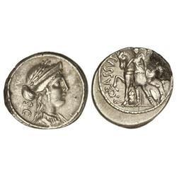 Denario. 55 a.C. LICINIA-18. P. Licinius Crassus M.f. Rev.: Soldado romano de pie a izquierda, soste