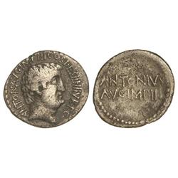 Denario. 43-30 a.C. MARCO ANTONIO. Anv.: ANTON. AVG. IMP. III COS. DES. III III V R. P. C. Cabeza de