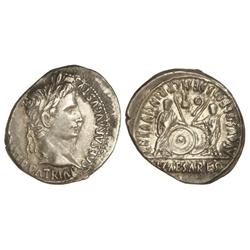 Denario. Acuñada el 7-6 a.C. AUGUSTO. Anv.: CAESAR AVGVSTVS (DIVI F.) PATER PATRIAE. Cabeza laureada