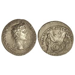 Denario. Acuñada el 7-6 a.C. AUGUSTO. Anv.: CAESAR AVGVSTVS DIVI. F. PATER PATRIAE. Cabeza laureada