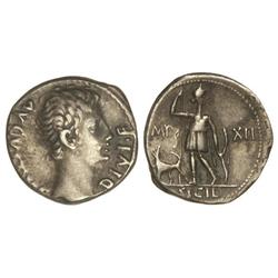 Denario. Acuñada el 11-10 a.C. AUGUSTO. Anv.: Cabeza descubierta de Augusto a derecha. AVGVSTVS DIV.