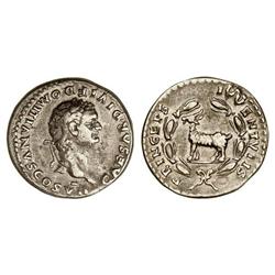 Denario. Acuñada el 80 d.C. DOMICIANO. Anv.: CAESAR DIVI F. DOMITIANVS COS. VII. Acuñación de Tito.