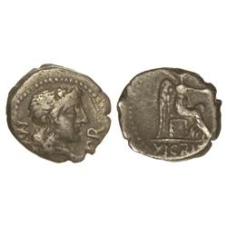 Quinario. 47-46 a.C. PORCIA-11. M. Cato. Anv.: Cabeza femenina a derecha alrededor M. (CATO. PRO.) P