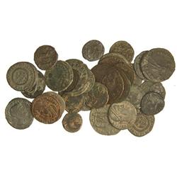 Lote 33 pequeños bronces del Bajo Imperio. CONSTANTINO I (9), CRISPO (2), CONSTANTINO II (6), CONSTA