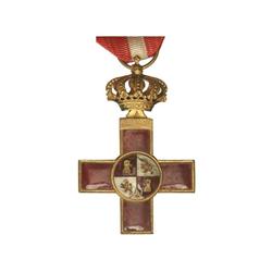 Cruz de 1ª Clase al Mérito Militar. 1868-1871. Metal dorado y esmaltes. Ø 40x38 mm. Distintivo rojo.