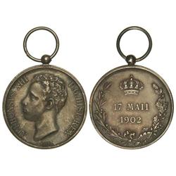 Mayoría de Edad Alfonso XIII. (19.7.1902). AR. Ø 30 mm. Pátina oscura. Grabador: G. Maura. Con anill