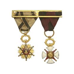 Lote 2 Condecoraciones en Pasador conjunto. Metal dorado y esmaltes. Contiene una cruz de Isabel II