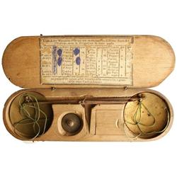 Balanza de platillos. Latón. Balanza francesa antigua para pesar monedas con su caja de madera origi