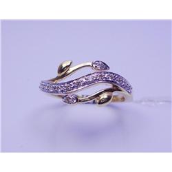 18 Karat Gold Diamonds Ring. .14 Carat Diamonds 3.37 Grams Weight